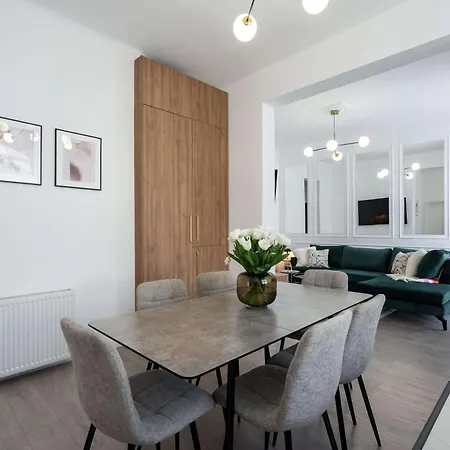 Elegant & Bright 2br - Steps From Old Town Apartament
