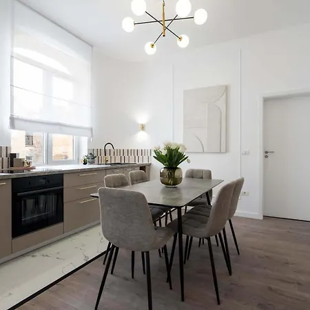 Elegant & Bright 2br - Steps From Old Town * Bucureşti