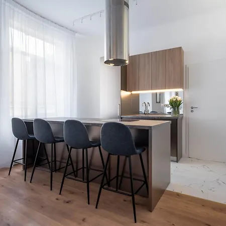 Elegant & Bright 2br - Steps From Old Town *