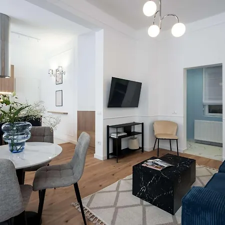 Elegant & Bright 2br - Steps From Old Town Apartment *