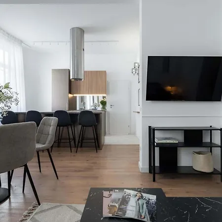 Elegant & Bright 2br - Steps From Old Town Bucareste