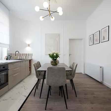 Elegant & Bright 2br - Steps From Old Town