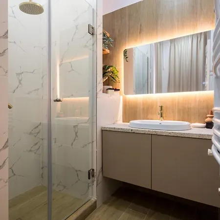 Elegant & Bright 2br - Steps From Old Town