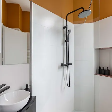 Elegant & Bright 2br - Steps From Old Town Апартаменты Бухарест