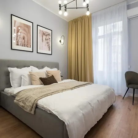 Elegant & Bright 2br - Steps From Old Town Бухарест