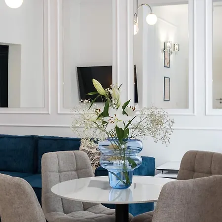 Elegant & Bright 2br - Steps From Old Town