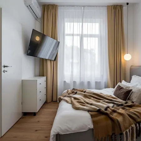 Elegant & Bright 2br - Steps From Old Town Бухарест