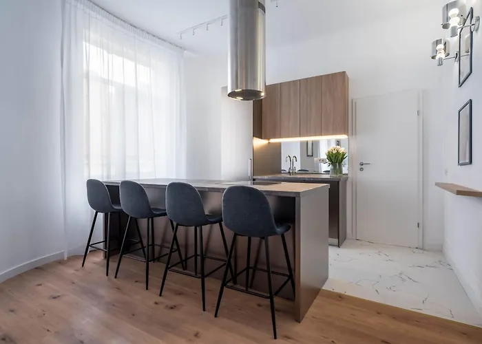 Elegant & Bright 2br - Steps From Old Town *