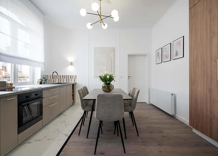 Elegant & Bright 2br - Steps From Old Town