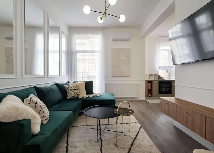 Elegant & Bright 2br - Steps From Old Town Bucharest