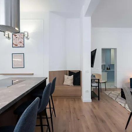 Elegant & Bright 2br - Steps From Old Town